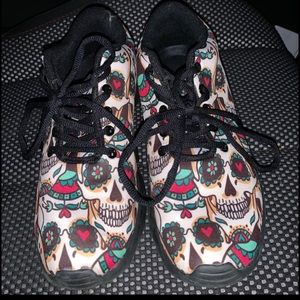 Woman’s skull shoes. Size 8